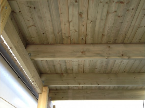 Zoom à l'intérieur de la toiture du carport en bois CASTELLANE