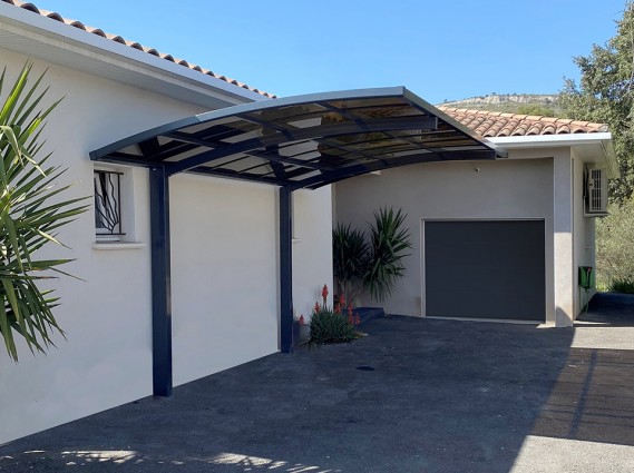 Vue de côté d'un carport aluminium BOLTON autoportant sur 2 poteaux