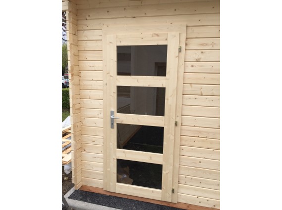 Vue de près de la porte de service du garage en bois toit plat