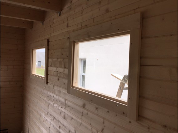 Vue de près sur les fenêtres du garage en bois