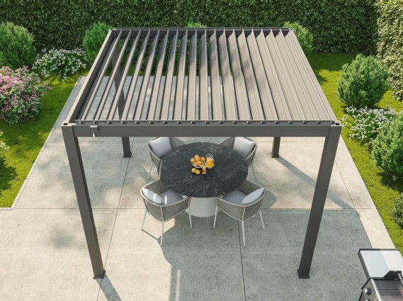 Vue aérienne d'une pergola bioclimatique avec des lames semi-ouvertes