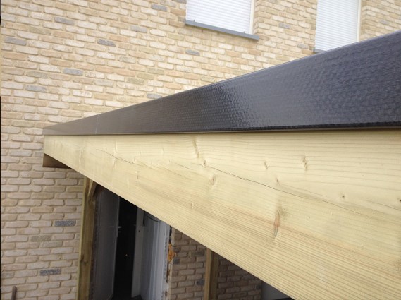 Zoom sur la toiture du carport en bois