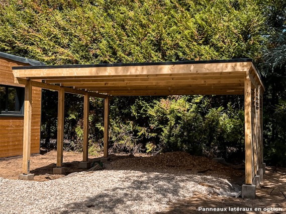 Carport bois pour 2 voitures dans un jardin