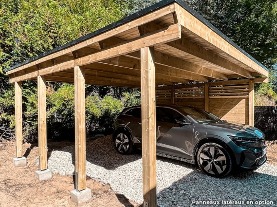 Vue de côté d'un carport bois CASTELLANE 558x555 cm avec panneau latérale