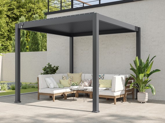 Pergola bioclimatique dans un environnement ensoleillé