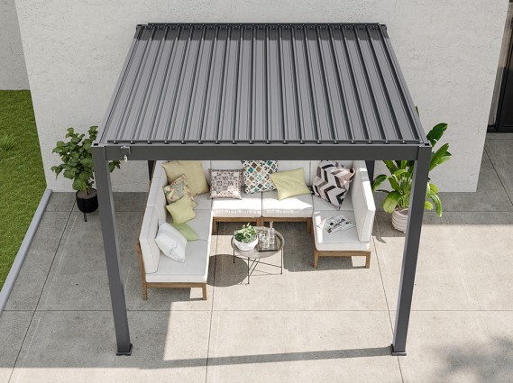 Pergola bioclimatique avec salon de jardin vue aérienne.
