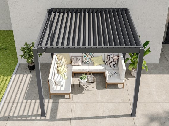 Pergola bioclimatique avec salon de jardin avec lames semi ouvertes