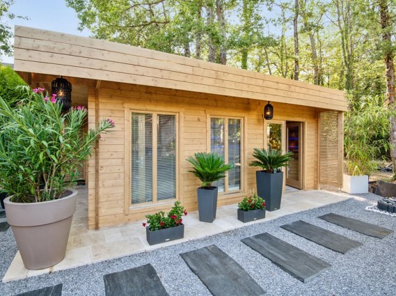 bureau de jardin bois dans un extérieur aménagé avec verdure