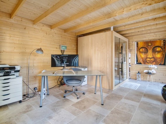 Intérieur aménagé d'un bureau abri de jardin