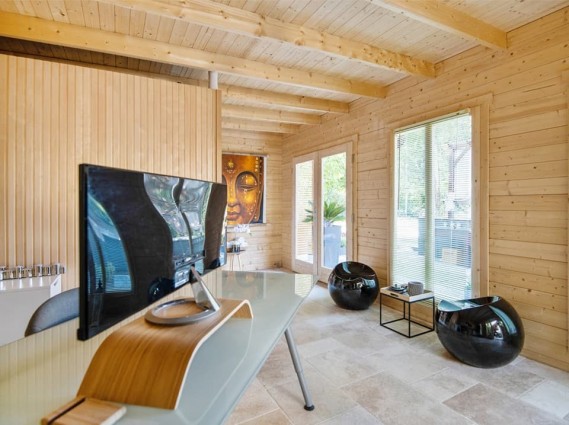 Intérieur d'un bureau dans chalet de jardin