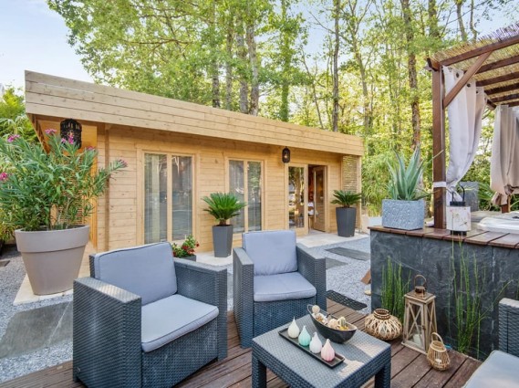 chalet en kit avec un salon de jardin